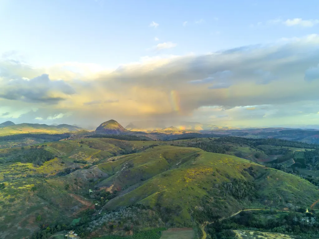 Vista do Recanto Marista em direção a São Roque, com morros verdes e casas no alto